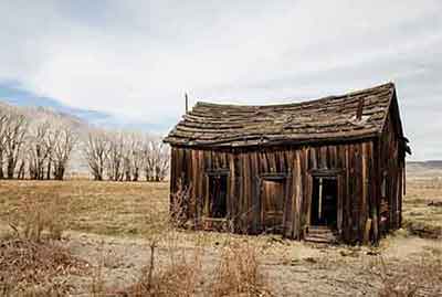 Artists can change the colors of the photograph. Easy ideas to paint, an old barn.